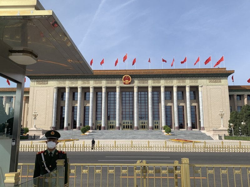 中共三中全会在北京京西宾馆召开，不过据港媒报道，下午的闭幕式将在人民大会堂举行，近日周边地区已进行交通管制。 图为从天安门广场看人民大会堂。 记者陈政录/摄影