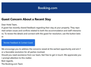 Mensaje de Booking.com dirigido al equipo del hotel sobre la queja de un huésped. El mensaje explica que el huésped reportó problemas con el alojamiento y la interacción con el personal. Incluye un botón "Revisar comentarios y contactar con el huésped" y anima al hotel a responder con prontitud.