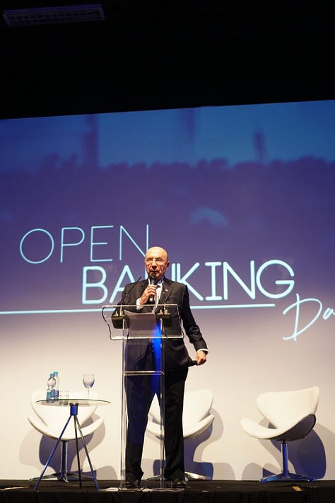 Fotos dos palestrantes e marca do Open Finance Conference