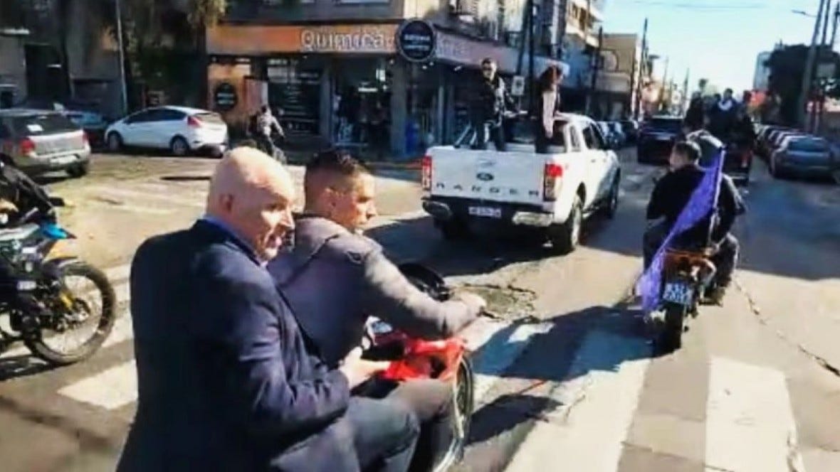 Fracasó la caravana de Milei, se olvidaron de Espert que se escapó en moto de los piedrazos - El Extremo Sur Fracasó la caravana de Milei, se olvidaron de Espert que se escapó en moto de los piedrazos - El Extremo Sur