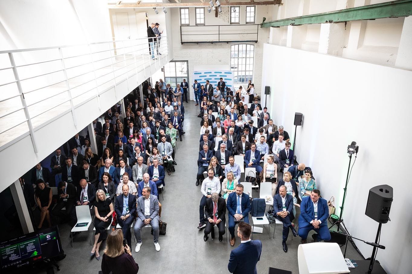 Může jít o obrázek 2 lidem a davu