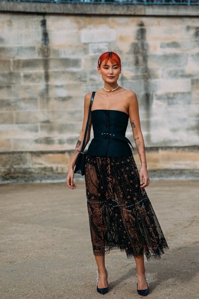 A volta dos tops, vestidos e macacões sem alça: o guia definitivo para arrasar na tendência Y2K