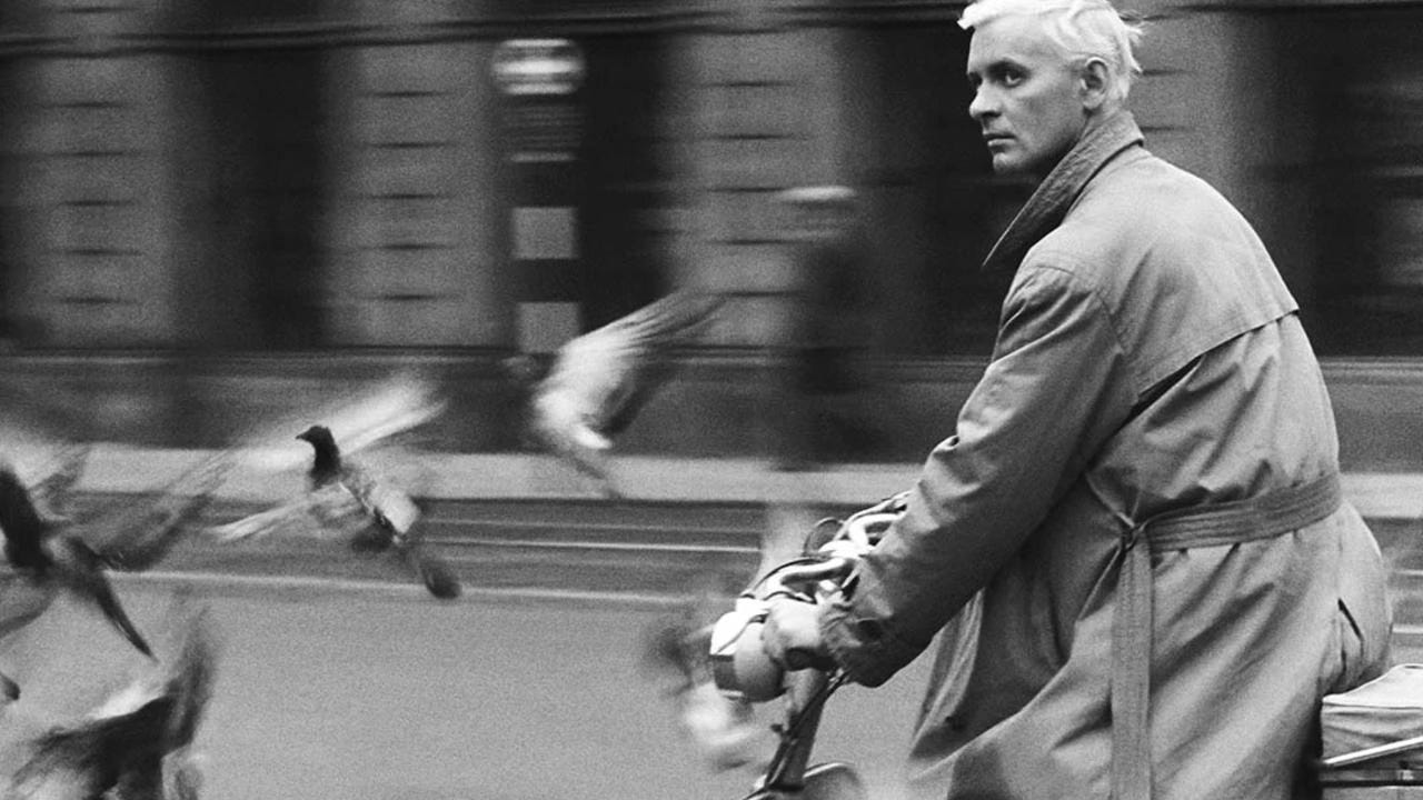 Bazyli (Tadeusz Łomnicki) rides his scooter, surrounded by flying pigeons, in ‘Innocent Sorcerers’ (‘Niewinni czarodzieje’, 1960). Bazyli (Tadeusz Łomnicki) rides his scooter, surrounded by flying pigeons, in ‘Innocent Sorcerers’ (‘Niewinni czarodzieje’, 1960).