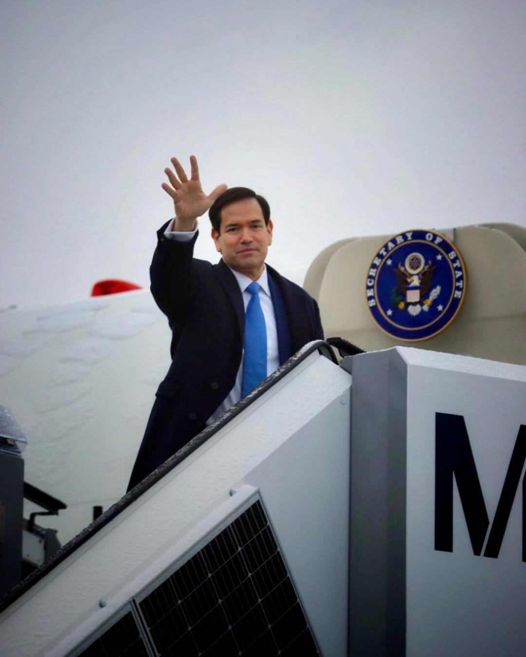 May be an image of the Oval Office and text that says 'ONms STATE' May be an image of the Oval Office and text that says 'ONms STATE'