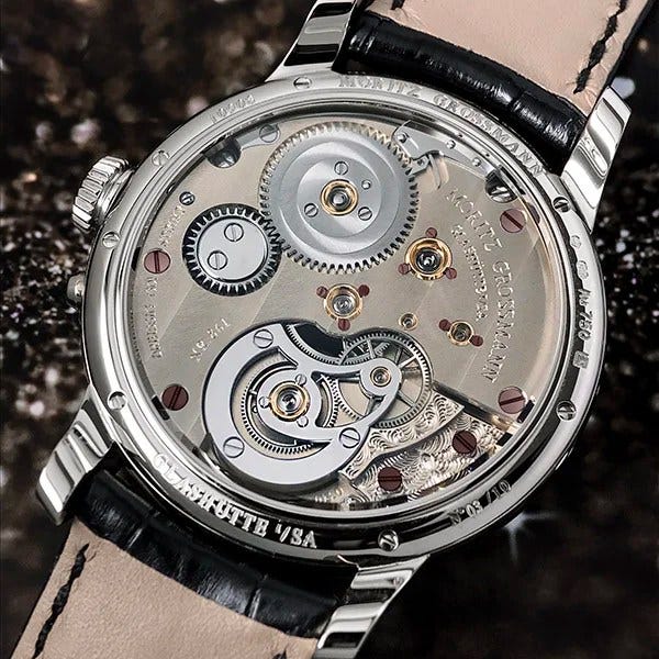 The balance cock and the Moritz Grossmann name are both engraved by hand. The balance cock and the Moritz Grossmann name are both engraved by hand.