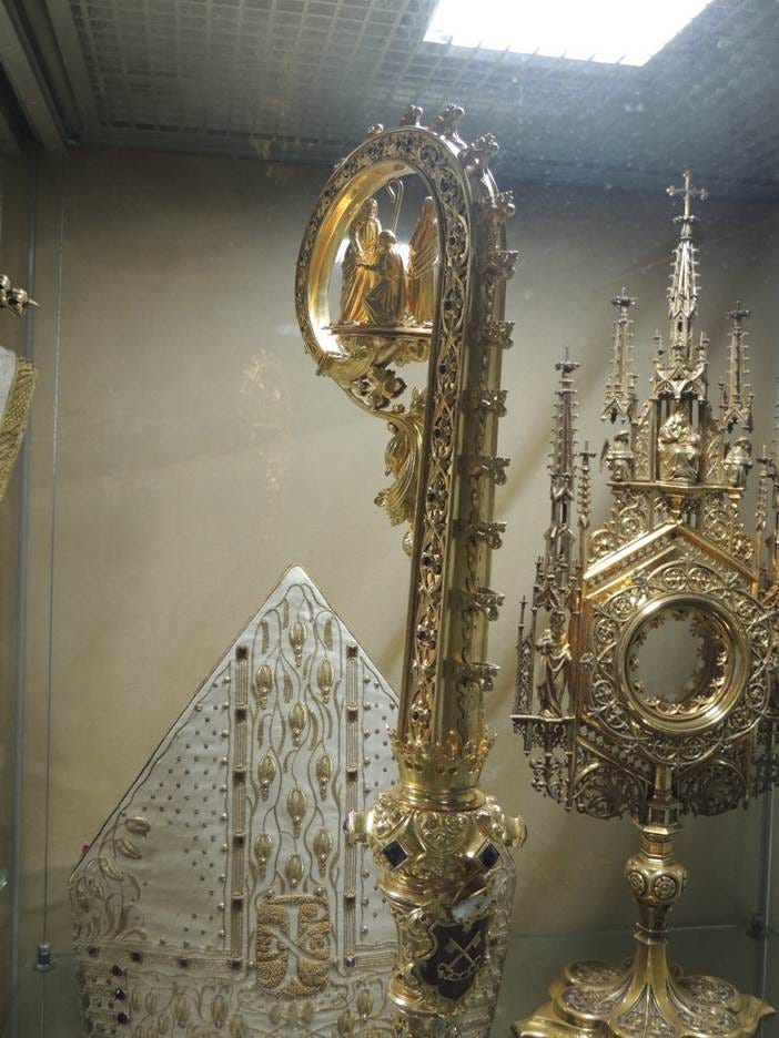A gold object in a glass case

AI-generated content may be incorrect.