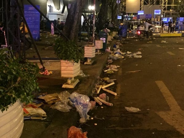 xả rác đêm giao thừa