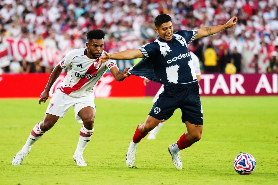 Aunque lo intentaron ninguno de los dos equipos logró hacerse daño en la portería. Foto