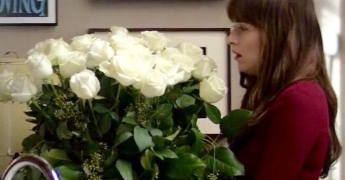 Anastasia colocando un ramo de rosas blancas en la cocina. Película 50 sombras de Grey Anastasia colocando un ramo de rosas blancas en la cocina. Película 50 sombras de Grey