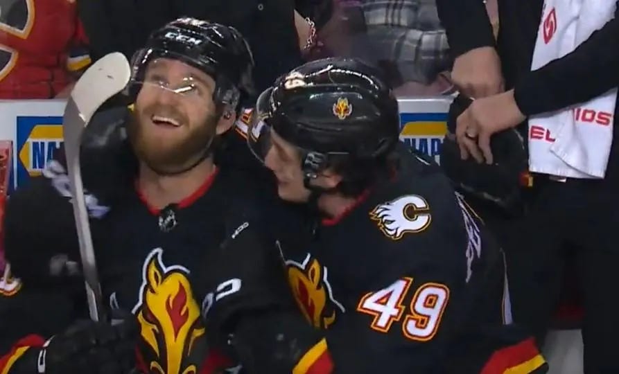 Vidéo: Une très belle séquence de Jakob Pelletier et Jonathan Huberdeau sur  le banc des Flames