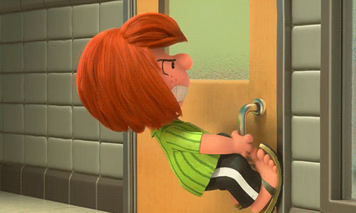 Gif dai Peanuts con Lucy, la bambina con i capelli rossi, che è appesa alla maniglia di una porta, non capendo come aprirla; poi arriva Charlie Brwon e spingendola esce tranquillamente dalla porta.