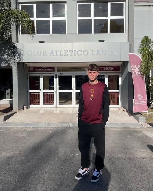 Puede ser una imagen de 1 persona y texto que dice "CLUB ATLÉTICO CLUBATLÉTICOLANUS LANUS LATEACE LATEACENTRAL NTRAL FALCOS paAaAyИ RANE 福 58 ማረ @. החבהימתת/וונ UA" Puede ser una imagen de 1 persona y texto que dice "CLUB ATLÉTICO CLUBATLÉTICOLANUS LANUS LATEACE LATEACENTRAL NTRAL FALCOS paAaAyИ RANE 福 58 ማረ @. החבהימתת/וונ UA"