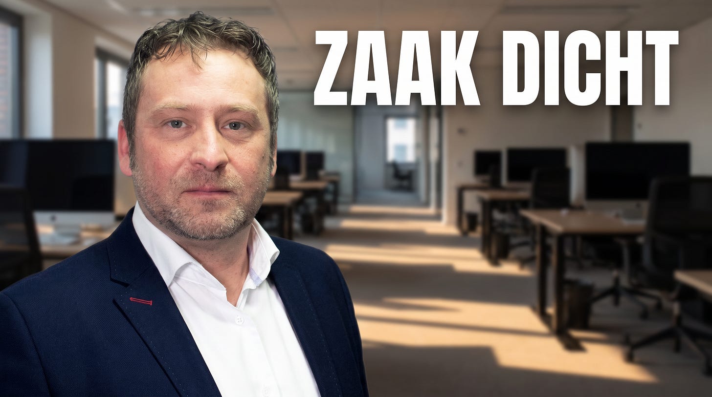 Sergei Martens voor de lege werkvloer van zijn bedrijf, met de tekst ZAAK DICHT Sergei Martens voor de lege werkvloer van zijn bedrijf, met de tekst ZAAK DICHT