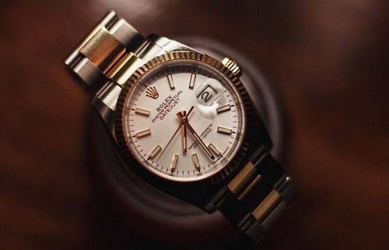 Rolex quiere entrar en metaverso y NFT, registra su marca