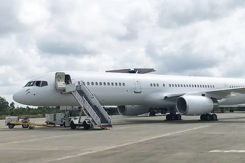 Jeffrey Epstein's boeing 727 on an airport apron. Το Boeing 727 του Τζέφρι Έπσταϊν σε μια ποδιά αεροδρομίου.