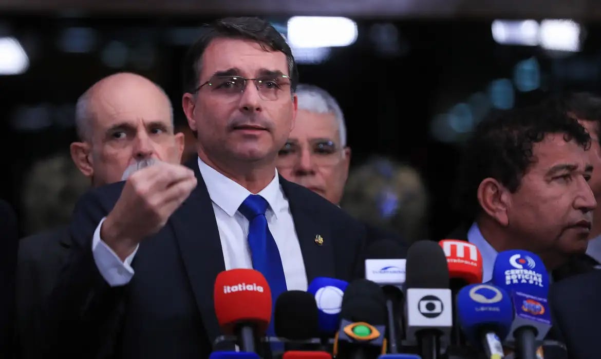 Brasília (DF), 09/09//2025 - Senador Flávio Bolsonaro e Parlamentares da oposição durante coletiva a imprensa para falar sobre a condenação no STF. Foto: Lula Marques/Agência Brasil Brasília (DF), 09/09//2025 - Senador Flávio Bolsonaro e Parlamentares da oposição durante coletiva a imprensa para falar sobre a condenação no STF. Foto: Lula Marques/Agência Brasil