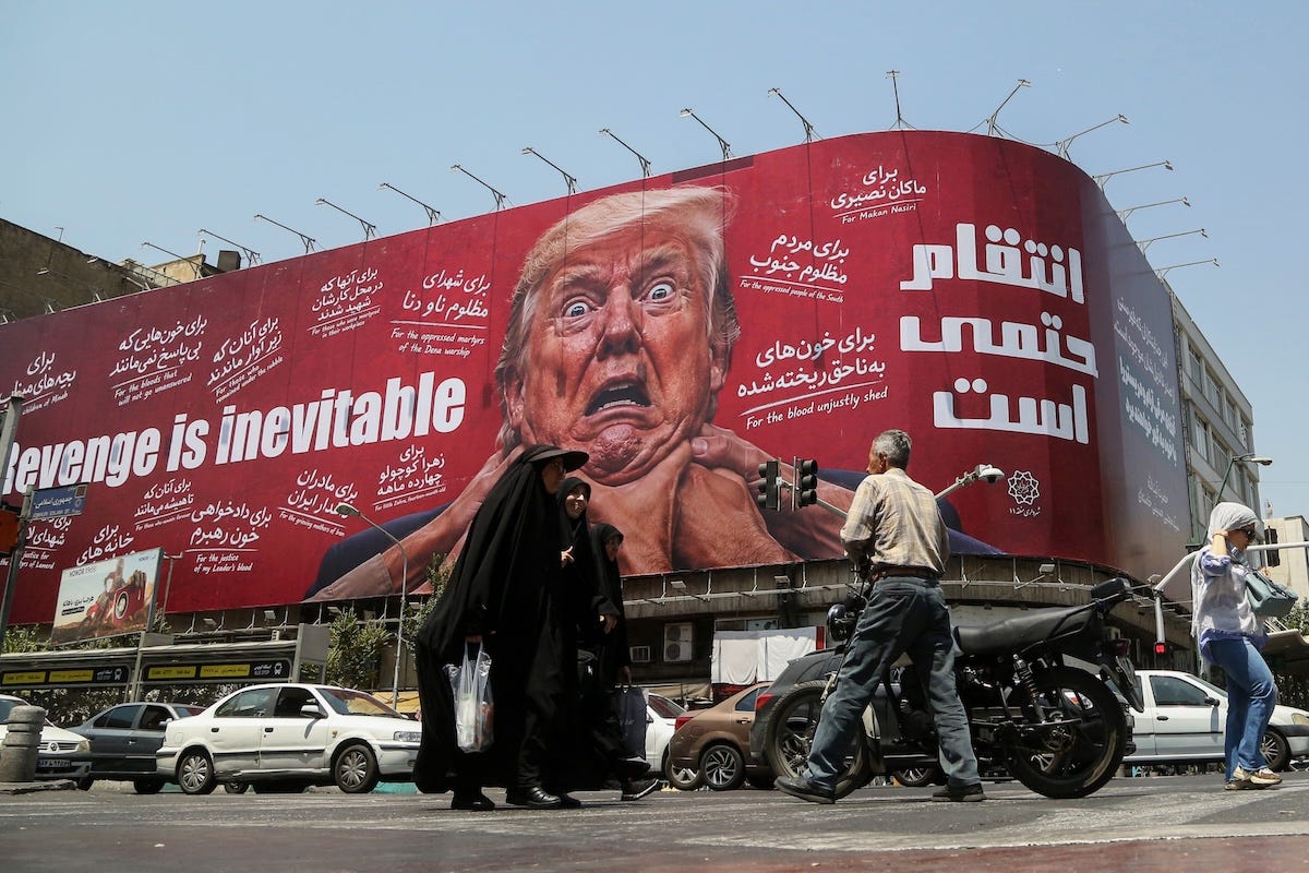 Un nuovo cartellone propagandistico contro Trump a Teheran, il 28 luglio, con la scritta «la vendetta è inevitabile»