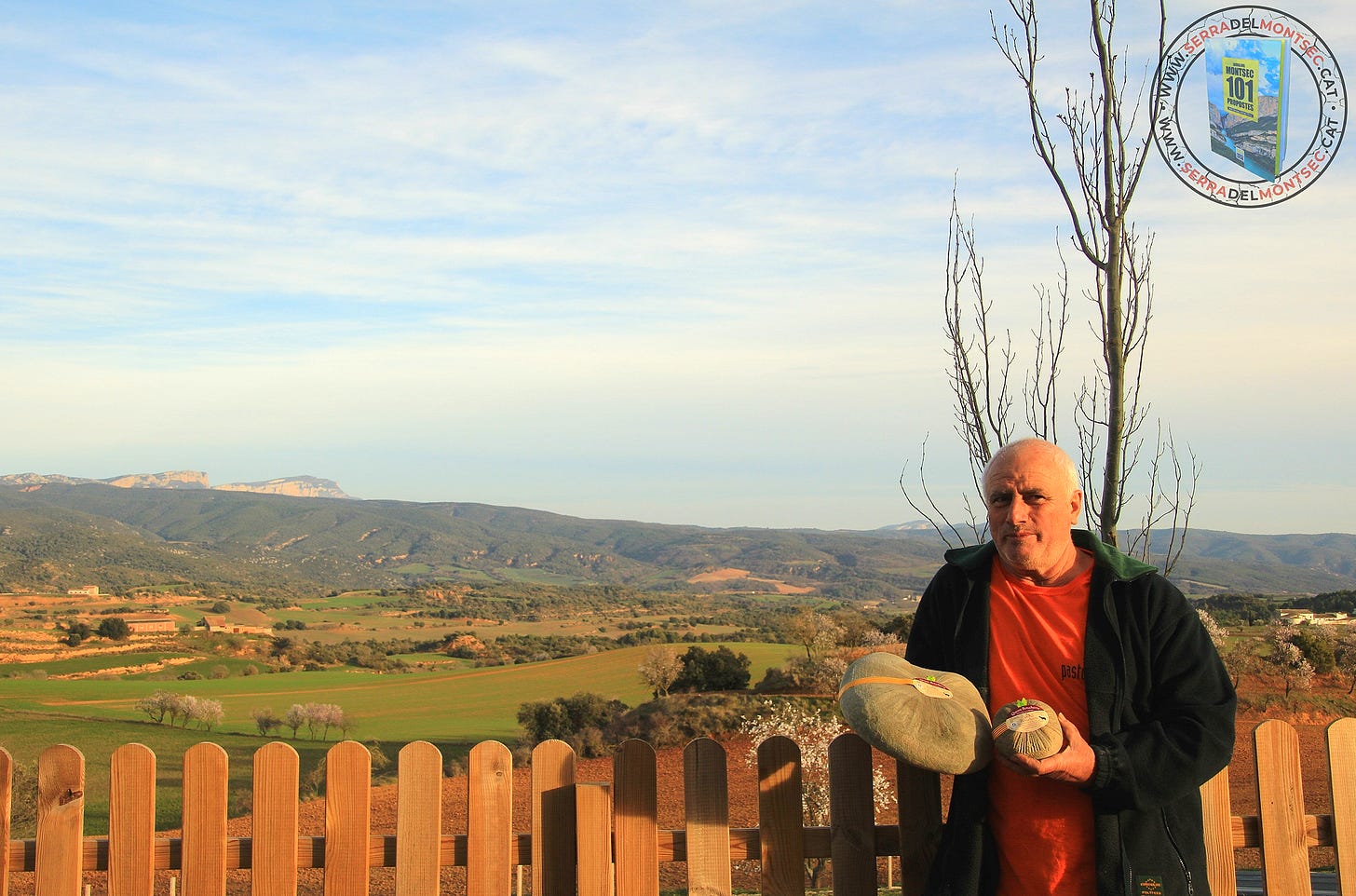 Aquell capvespre la Pili estaba tant enfeinada a la botiga que el Juanjo ens va fer de mestre de cerimònies i Cicerone a la seva granja de la Fondanya. Al fons, el tall del Congost de Mont-rebei amb el Montsec d’Ares a la dreta i el Montsec de l’Estall a l’esquerra. Benavarri. Ribagorça d’Osca, Aragó. Aquell capvespre la Pili estaba tant enfeinada a la botiga que el Juanjo ens va fer de mestre de cerimònies i Cicerone a la seva granja de la Fondanya. Al fons, el tall del Congost de Mont-rebei amb el Montsec d’Ares a la dreta i el Montsec de l’Estall a l’esquerra. Benavarri. Ribagorça d’Osca, Aragó.