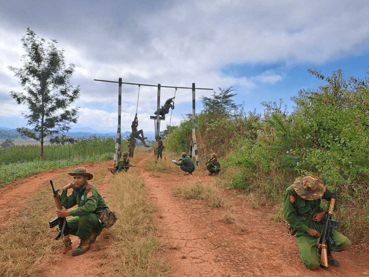 ပုံစာ - စစ်မှုထမ်းသင်တန်းမှာ လေ့ကျင်နေတဲ့ သင်တန်းတချို့ရဲ့ မြင်ကွင်း ဓါတ်ပုံ - ပြည်သူ့စစ်မှုထမ်းများ စုစည်းရာ