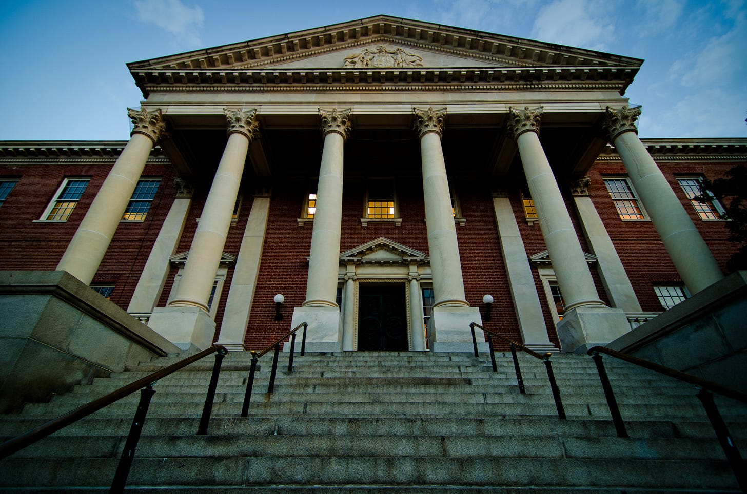https://upload.wikimedia.org/wikipedia/commons/a/a0/Maryland_State_House3.jpg