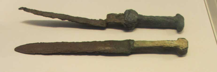 Bronze, iron and ivory daggers found at Tel El-Farah (11th BC). Israel Museum, Jerusalem. (CC BY-SA 3.0) Bronze, iron and ivory daggers found at Tel El-Farah (11th BC). Israel Museum, Jerusalem. (CC BY-SA 3.0)