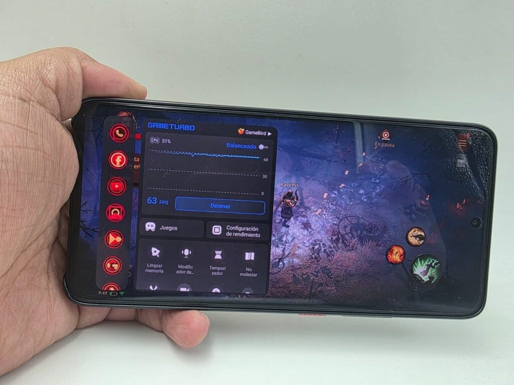 POCO X7 Pro Iron Man jugando videojuego alto rendimiento