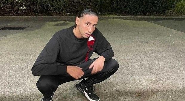 Si trova per errore 860mila euro nel conto e li spende tutti in vestiti, oro e cosmetici: rapper 24enne finisce nei guai