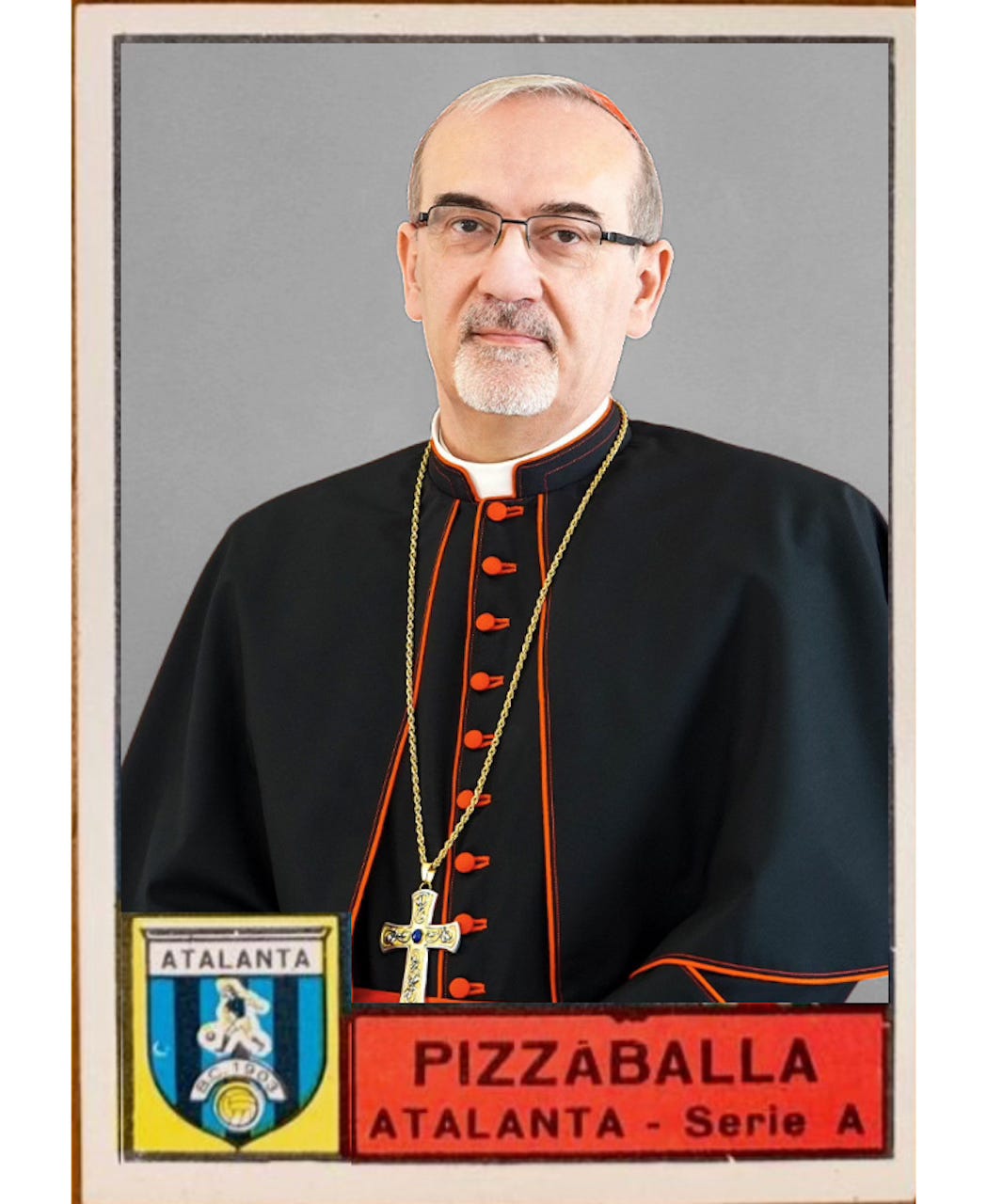 Figurina stile Panini del cardinale Pierbattista Pizzaballa con stemma dell'Atalanta e scritta "Atalanta – Serie A" Figurina stile Panini del cardinale Pierbattista Pizzaballa con stemma dell'Atalanta e scritta "Atalanta – Serie A"