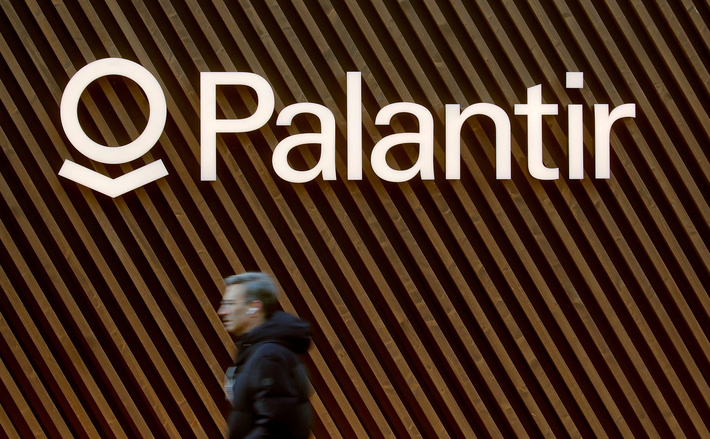 Palantir raises revenue target on AI boost, announces share buyback |  Reuters