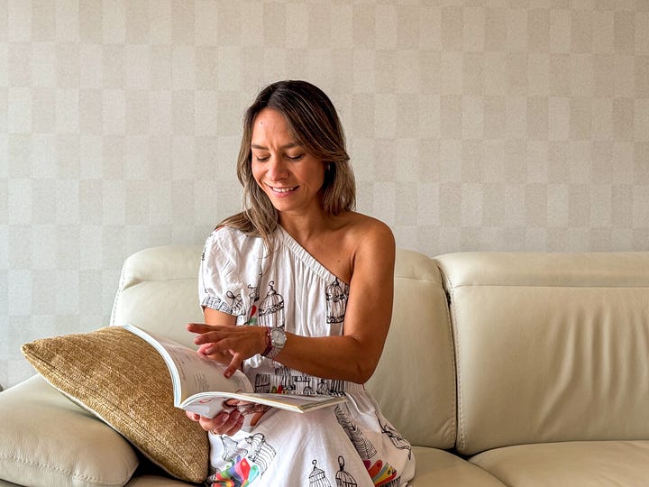 La creadora de @tasty_hunting sonriendo mientras ojea su libro