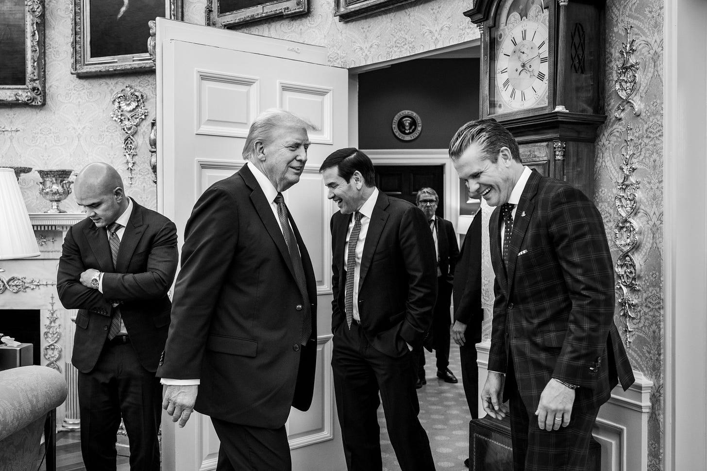 Präsident Trump mit Außenminister Rubio und Kriegsminister Hegseth im Oval Office.