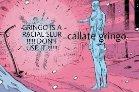 cena do quadrinho watchmen, em que Dr Manhattan, um homem azul, aponta para um corpo se desintegrando em luz. Na luz do corpo se desfazendo está escrito "Gringo is a racial slur!!! dont use it!!!", e no dr manhattan lê-se CALLATE GRINGO