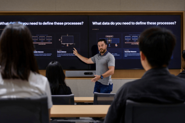 At the center — the company’s second U.S. manufacturing learning site — experts teach participants many of the same innovative processes used to make Apple products. At the center — the company’s second U.S. manufacturing learning site — experts teach participants many of the same innovative processes used to make Apple products.