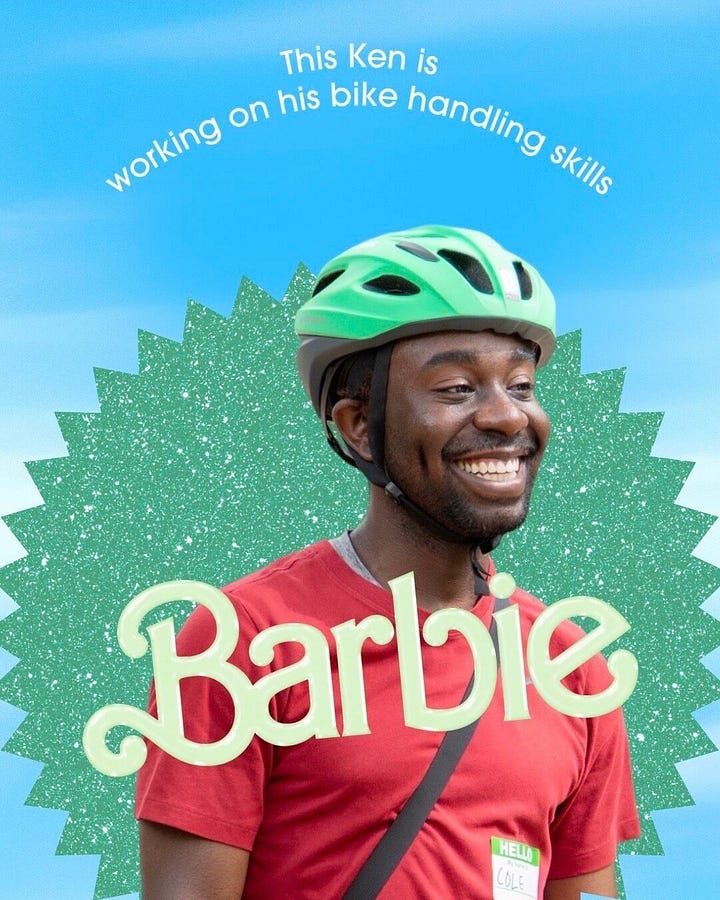 Deux personnes avec un casque vert et le logo barbie devant eux.