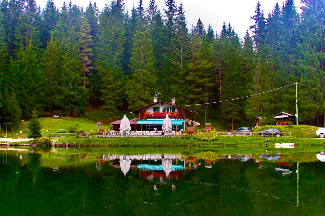 A house near a lake

AI-generated content may be incorrect.