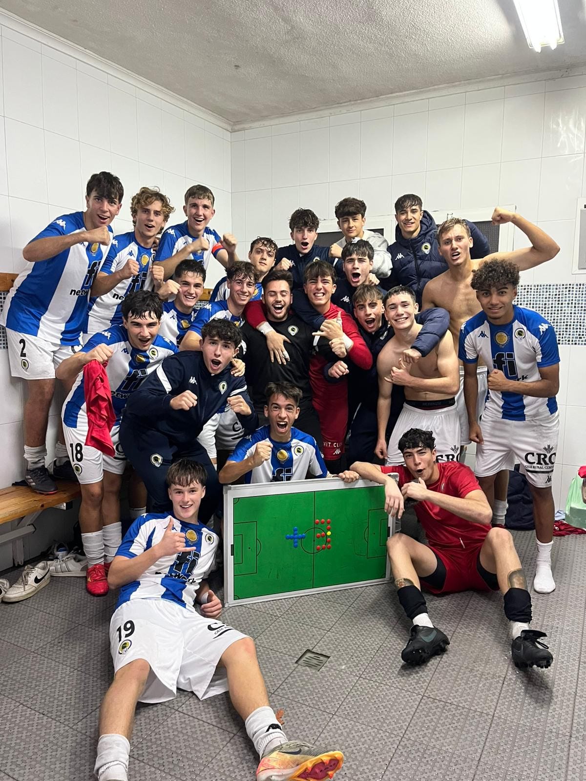Celebración en el vestuario de los jugadores del Juvenil B
