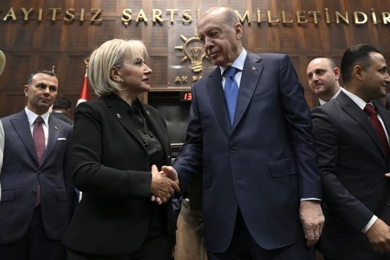 CHPden istifa eden Nimet Özdemir AK Parti’ye katıldı Rozetini Cumhurbaşkanı Erdoğan taktı CHPden istifa eden Nimet Özdemir AK Parti’ye katıldı Rozetini Cumhurbaşkanı Erdoğan taktı