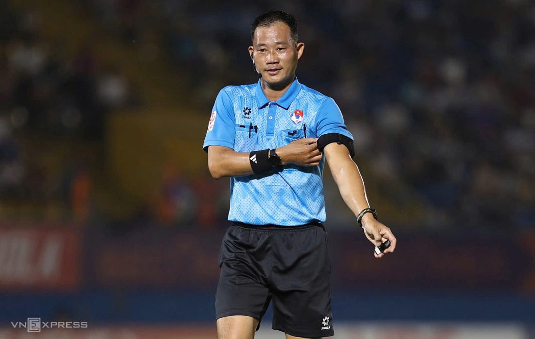 Trọng tài Trần Đình Thịnh điều khiển một trận đấu V-League 2024-2025 trên sân Gò Đậu, TP HCM. Ảnh: Đức Đồng