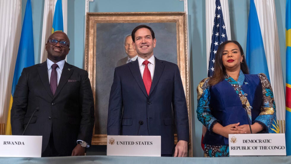 El secretario de Estado, Marco Rubio, en el centro, junto al ministro de Asuntos Exteriores de Ruanda, Olivier Nduhungirehe, a la izquierda, y la ministra de Asuntos Exteriores de la República Democrática del Congo, Therese Kayikwamba Wagner, a la derecha, después de firmar un acuerdo de paz en el Departamento de Estado, el viernes 27 de junio de 2025, en Washington. (Foto AP/Mark Schiefelbein).