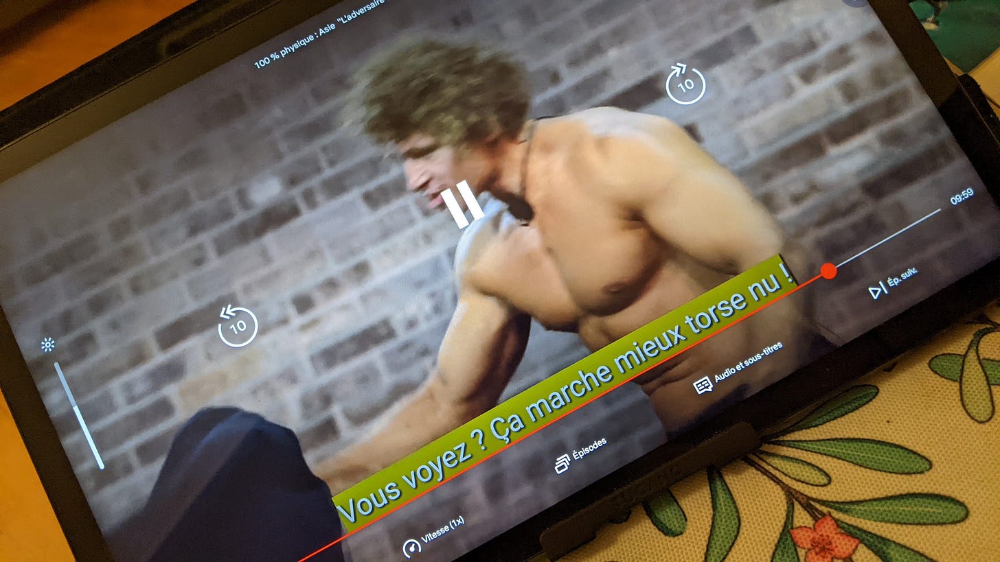 Photo d'Eloni disant : "vous voyez ça marche mieux torse nu" Photo d'Eloni disant : "vous voyez ça marche mieux torse nu"