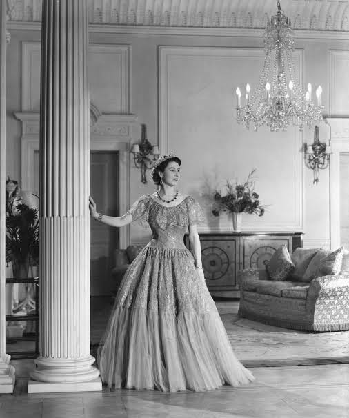modern royalty dress 3 Outift Ideas For The Dress To Impress Modern Royalty Theme