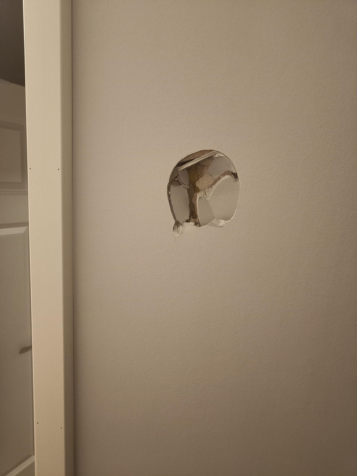 Punched hole in drywall : r/fixit Punched hole in drywall : r/fixit
