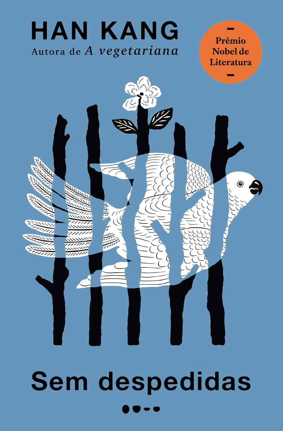 #descrevemospravocê  Capa do livro Sem despedidas, da escritora sul-coreana Han Kang, autora de A vegetariana. A arte tem fundo azul claro e estilo minimalista. No centro da imagem, há uma ilustração em preto e branco de um pássaro, semelhante a uma cacatua, com asas abertas. Ele está parcialmente encoberto por silhuetas verticais de galhos pretos, que atravessam a imagem de cima a baixo, criando a sensação de que a ave está presa entre as árvores. Entre os galhos, também há uma flor branca com folhas pretas.  Na parte superior da capa, o nome da autora aparece em letras maiúsculas pretas: HAN KANG, com o subtítulo abaixo: Autora de A vegetariana. No canto superior direito, um selo redondo laranja indica: Prêmio Nobel de Literatura. Na parte inferior da imagem, o título Sem despedidas está centralizado em letras pretas.  A composição sugere um contraste entre liberdade e confinamento, vida e delicadeza, evocando temas poéticos e profundos que podem estar presentes na narrativa da obra.