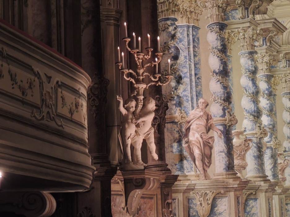 A chandelier with candles in a room

AI-generated content may be incorrect.