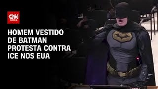 Homem vestido de Batman protesta contra ICE em conselho municipal nos EUA | CNN 360° Homem vestido de Batman protesta contra ICE em conselho municipal nos EUA | CNN 360°
