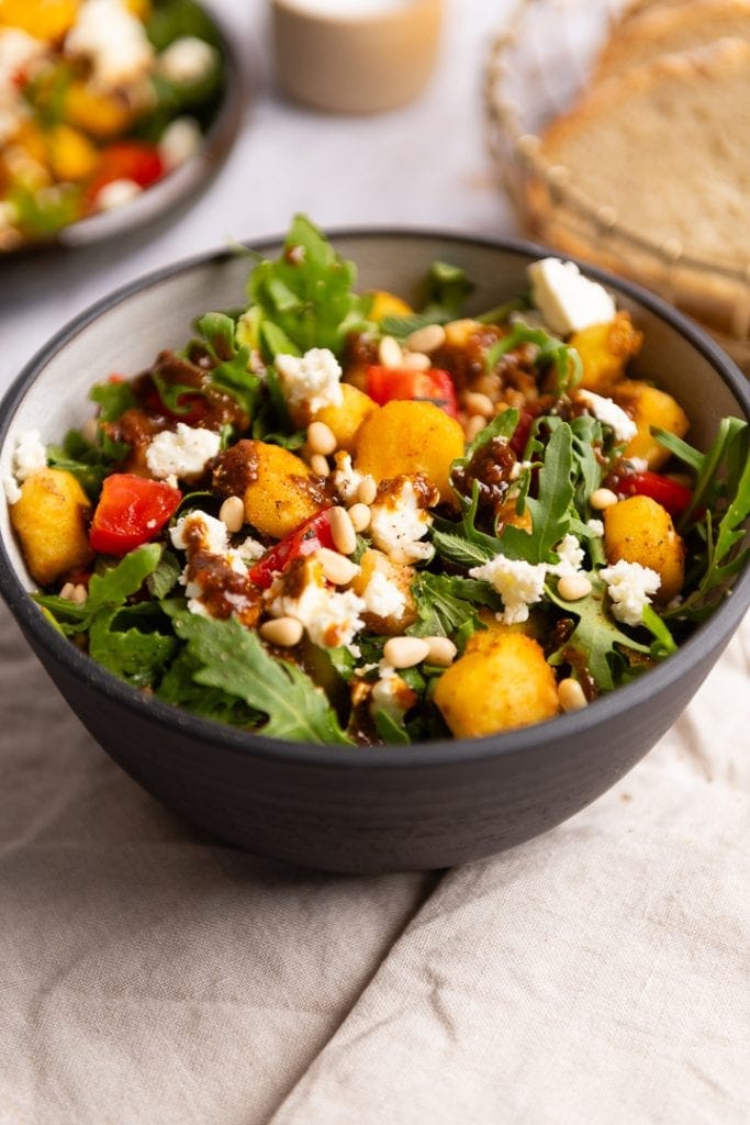 Ein Gnocchi-Salat mit Rucola, Feta und Pesto.