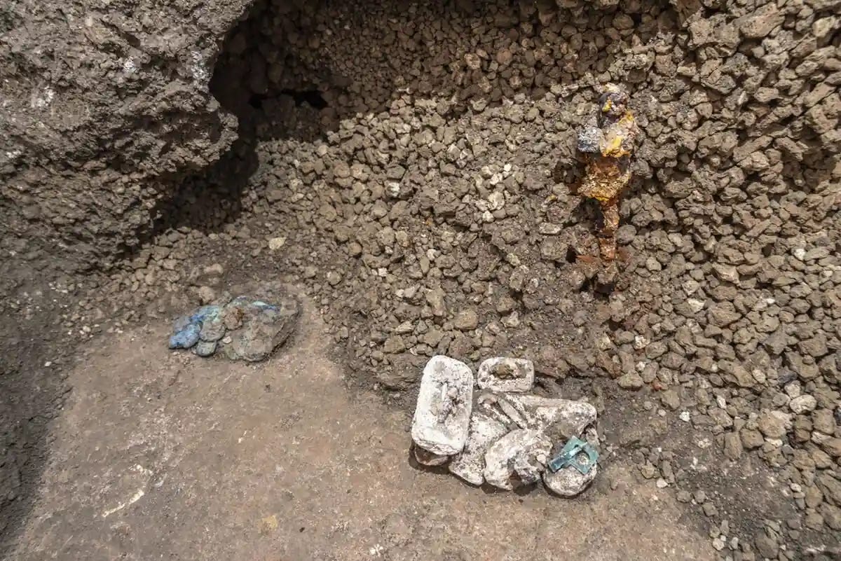 Bronze coins and lead weights as found, house IX 11, Pompeii. Bronze coins and lead weights as found, house IX 11, Pompeii.