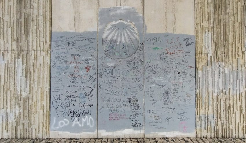 Pared con numerosas firmas y mensajes de peregrinos