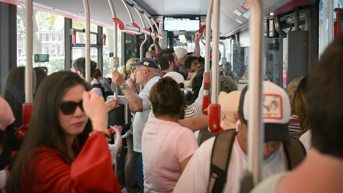 La lotta per salire sul bus a Barcellona