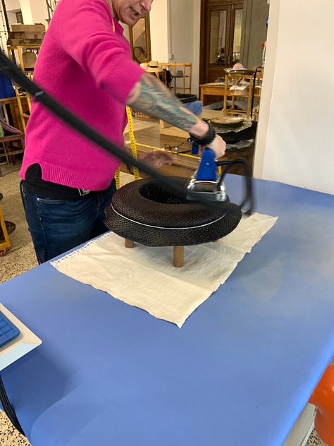 Production processes of everyday objects attract many. I'll show you how hats are made - from the dawn of time to today